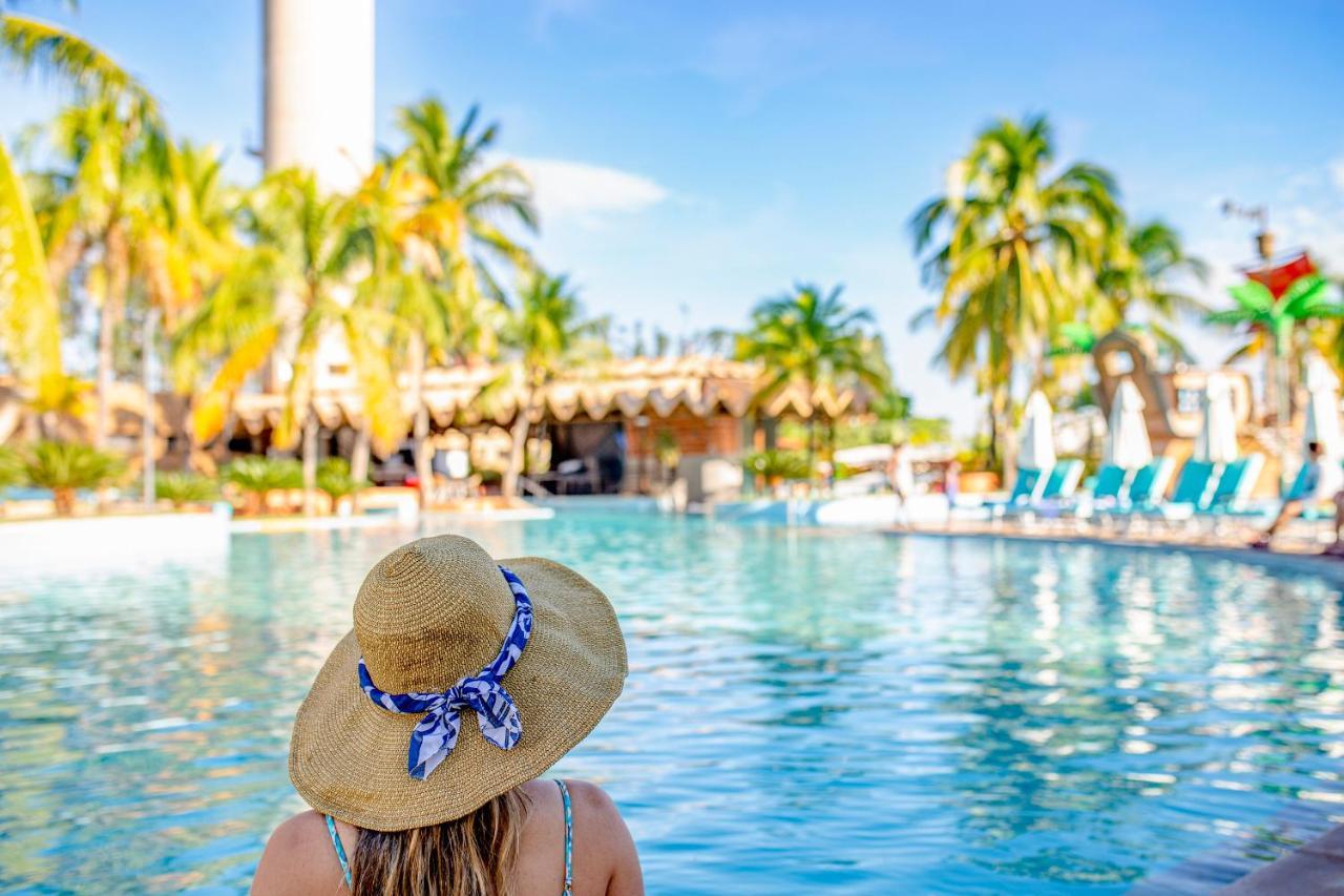 Blue Tree Thermas De Lins Resort Exteriér fotografie The pool at Atlantis Paradise Island