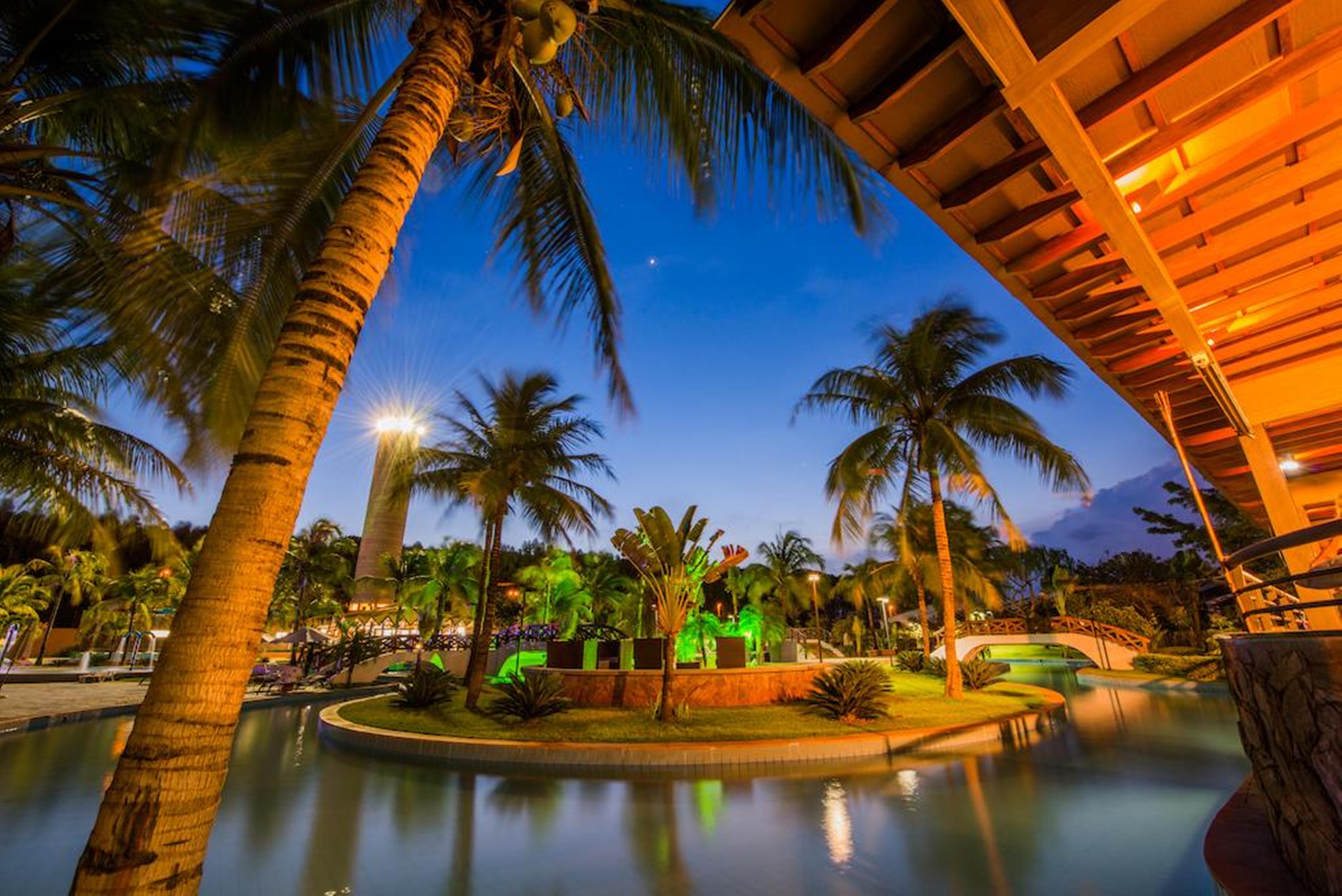 Blue Tree Thermas De Lins Resort Exteriér fotografie The resort at night