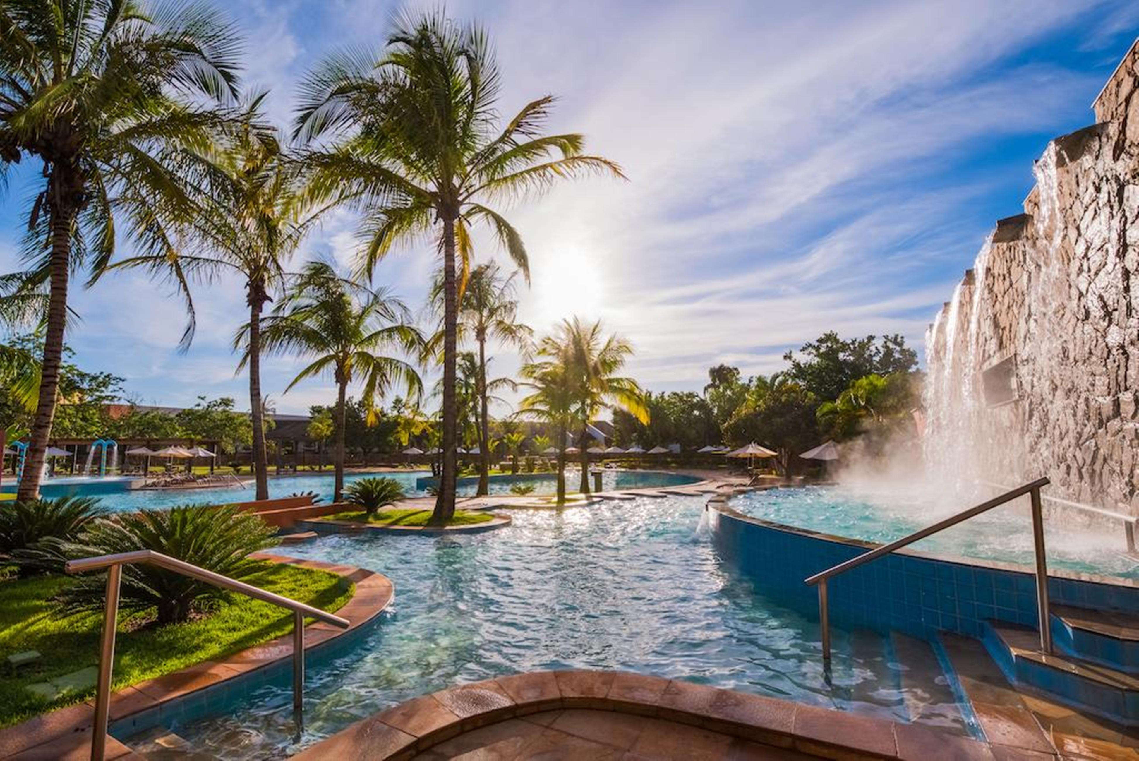 Blue Tree Thermas De Lins Resort Exteriér fotografie The pool at the resort