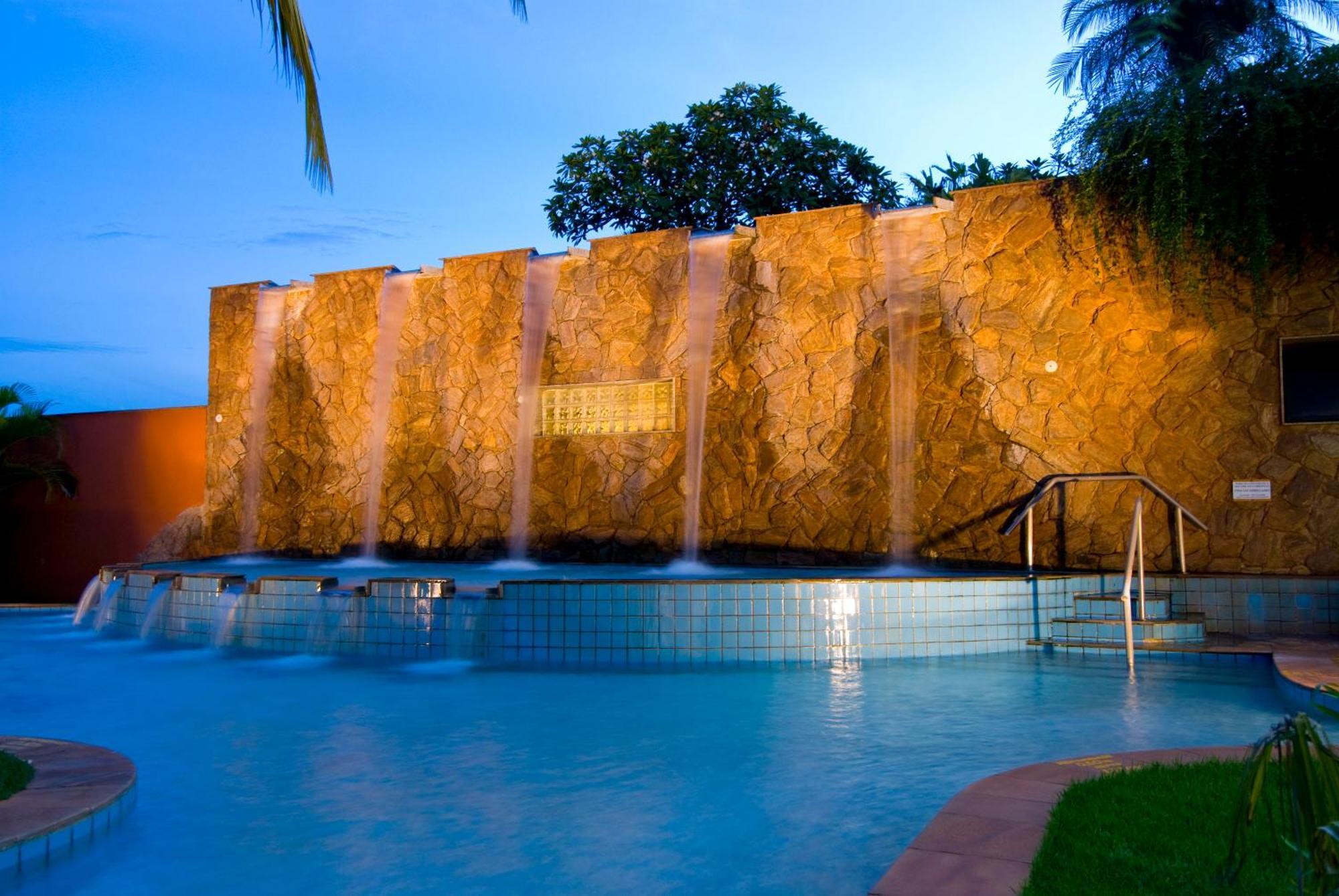 Blue Tree Thermas De Lins Resort Exteriér fotografie The pool at the Taj Bengal
