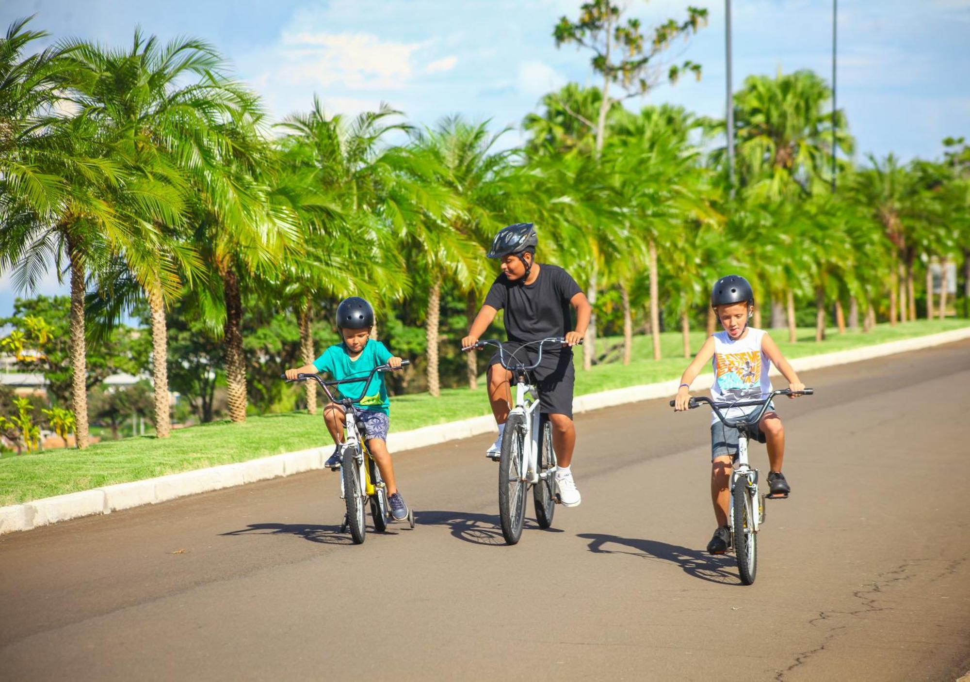 Blue Tree Thermas De Lins Resort Exteriér fotografie Biking at the Dole Cannery