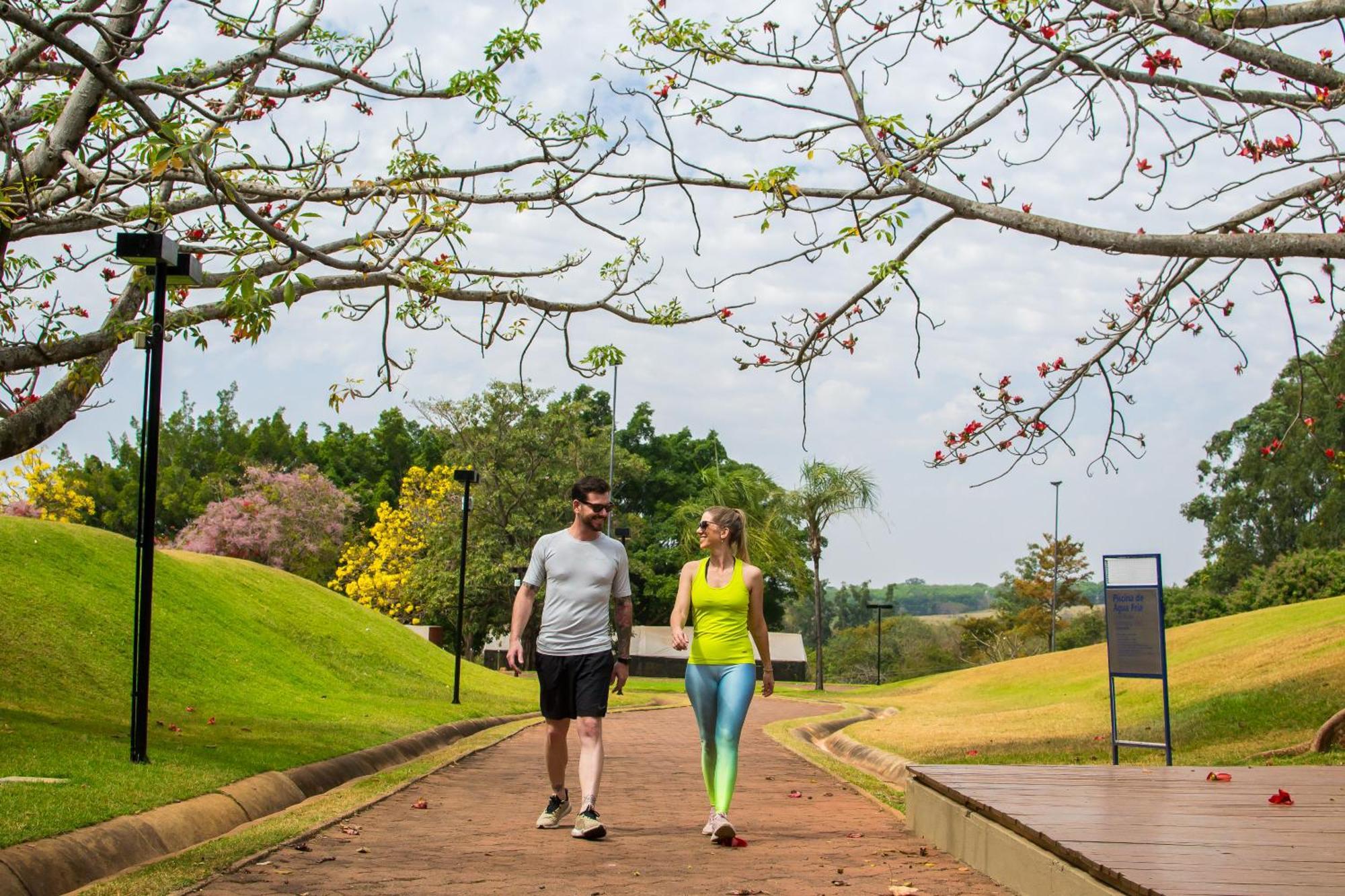 Blue Tree Thermas De Lins Resort Exteriér fotografie People walking in the park