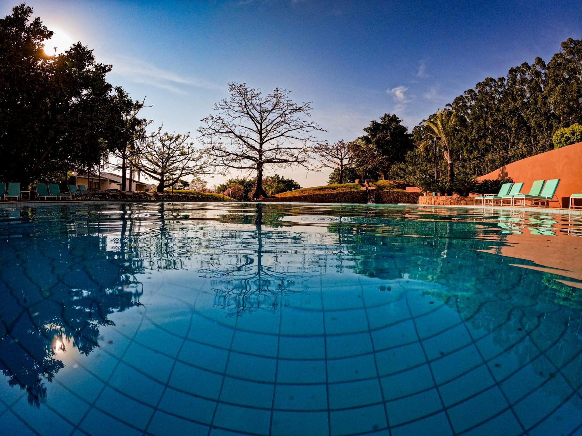 Blue Tree Thermas De Lins Resort Exteriér fotografie The swimming pool at the resort