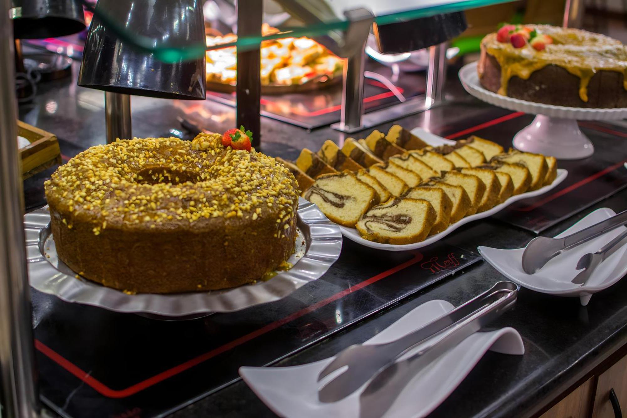 Blue Tree Thermas De Lins Resort Exteriér fotografie A dessert buffet