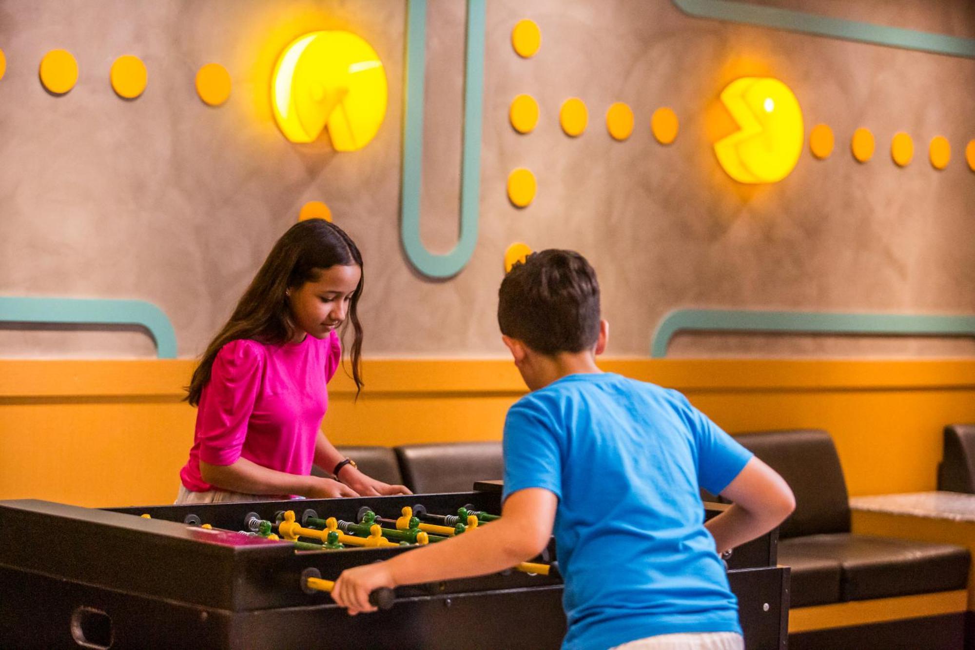 Blue Tree Thermas De Lins Resort Exteriér fotografie Two children playing table football
