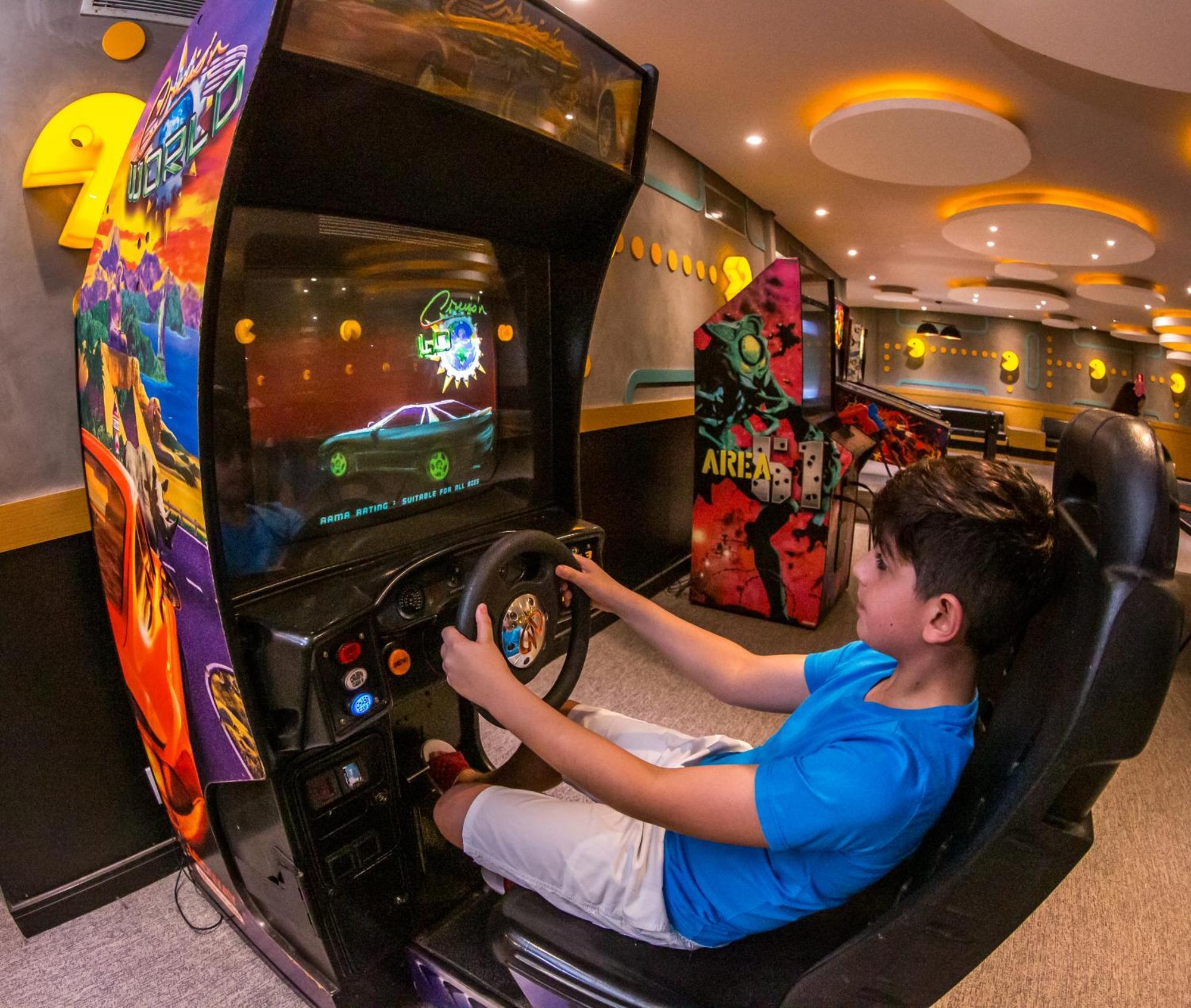 Blue Tree Thermas De Lins Resort Exteriér fotografie A child playing a racing game
