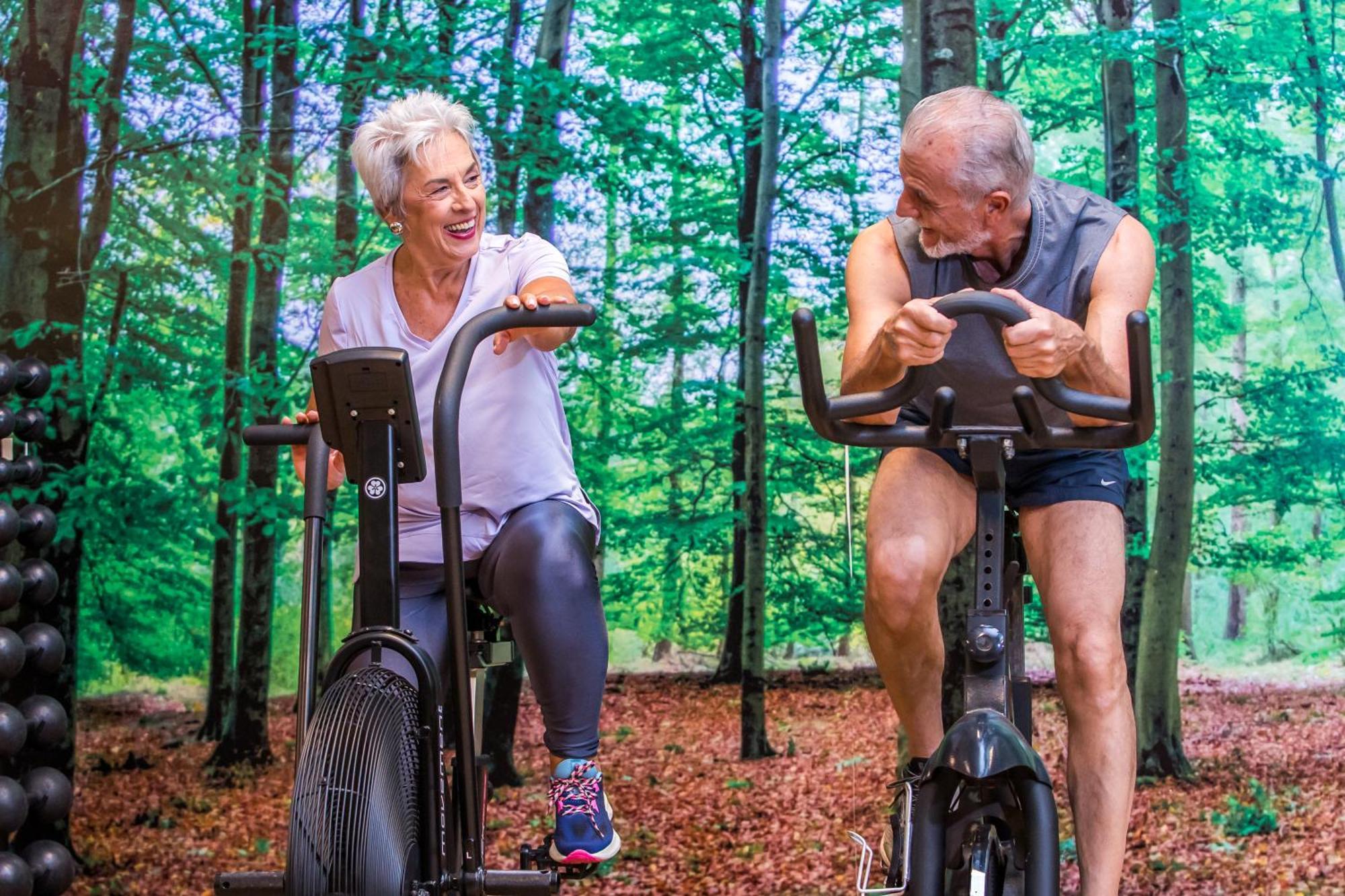 Blue Tree Thermas De Lins Resort Exteriér fotografie Older people exercising