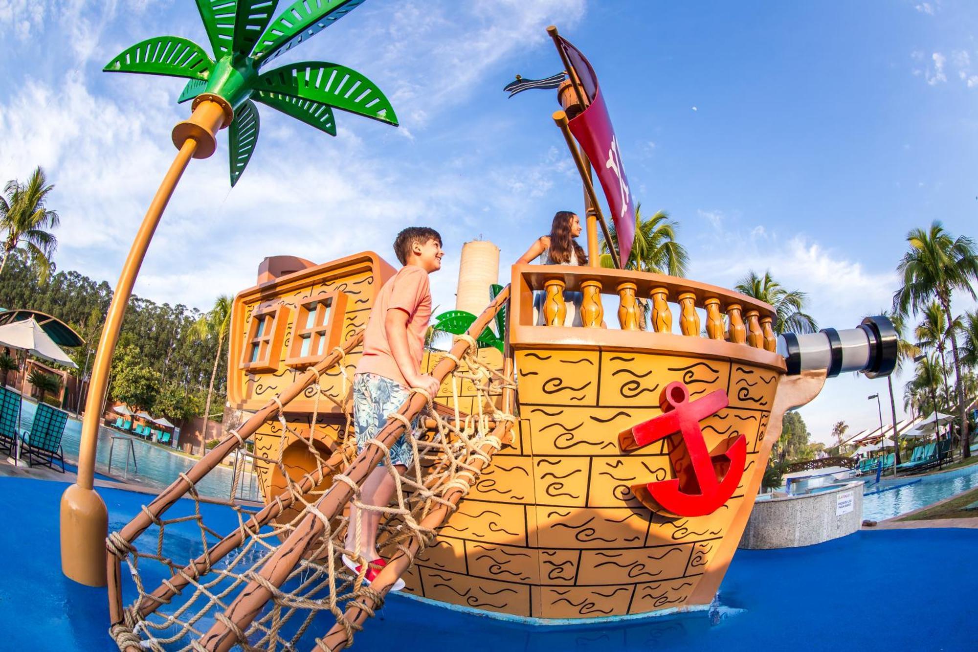 Blue Tree Thermas De Lins Resort Exteriér fotografie The pirate ship at the Splash Zone