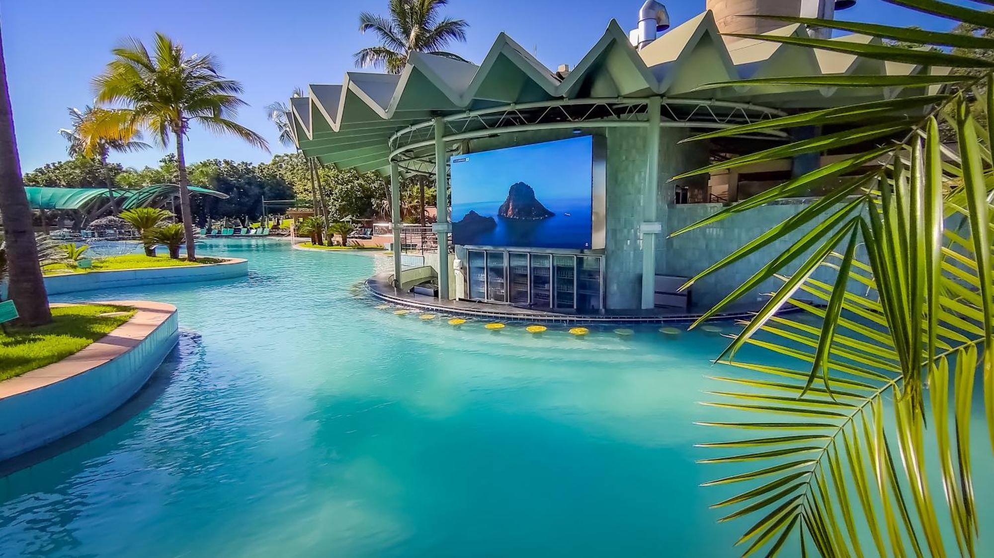 Blue Tree Thermas De Lins Resort Exteriér fotografie The pool at the Hard Rock Hotel