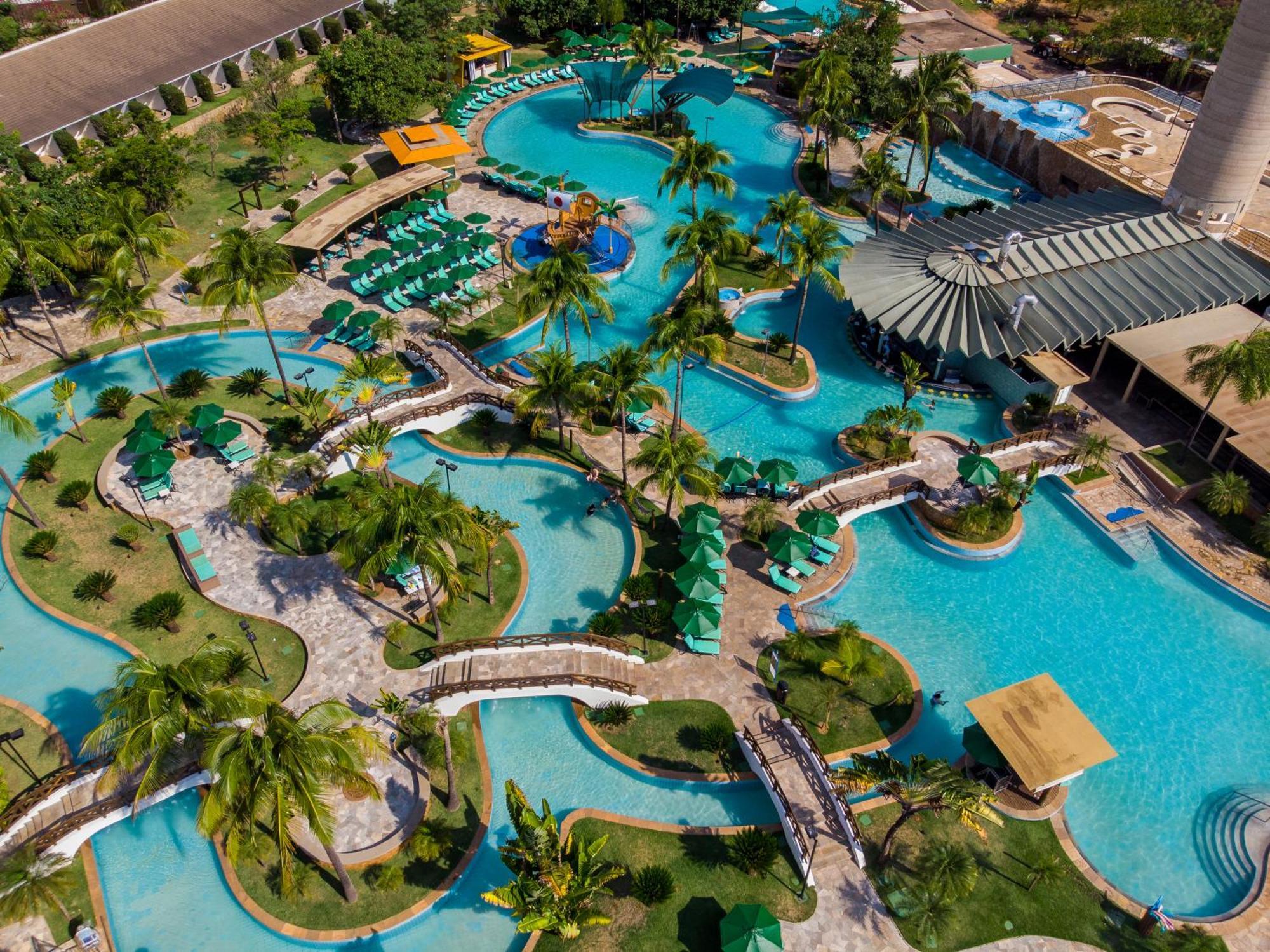 Blue Tree Thermas De Lins Resort Exteriér fotografie Aerial view of the water park